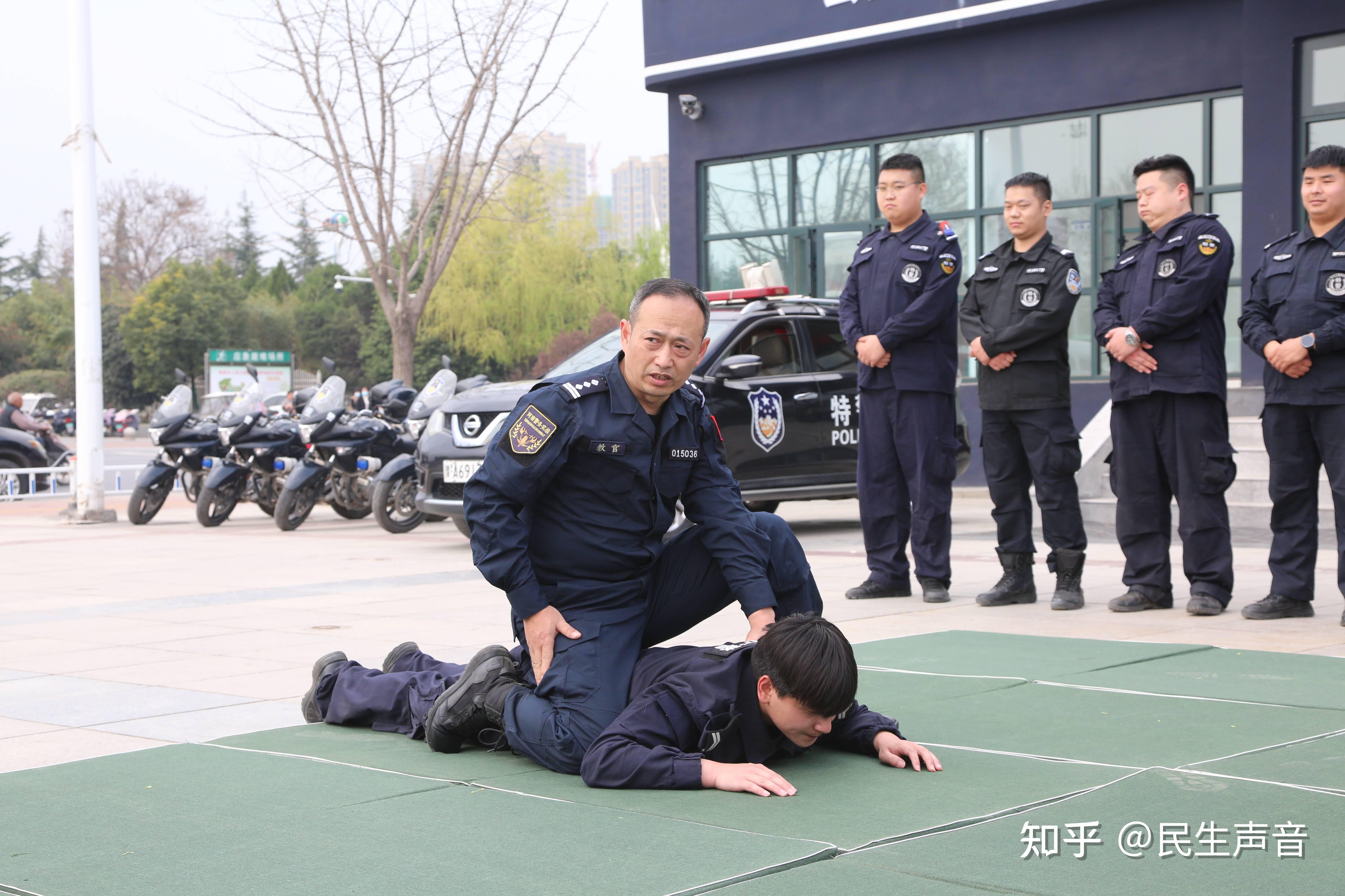 关于纷纷扰扰的场上战斗，队员拼搏拼杀的信息