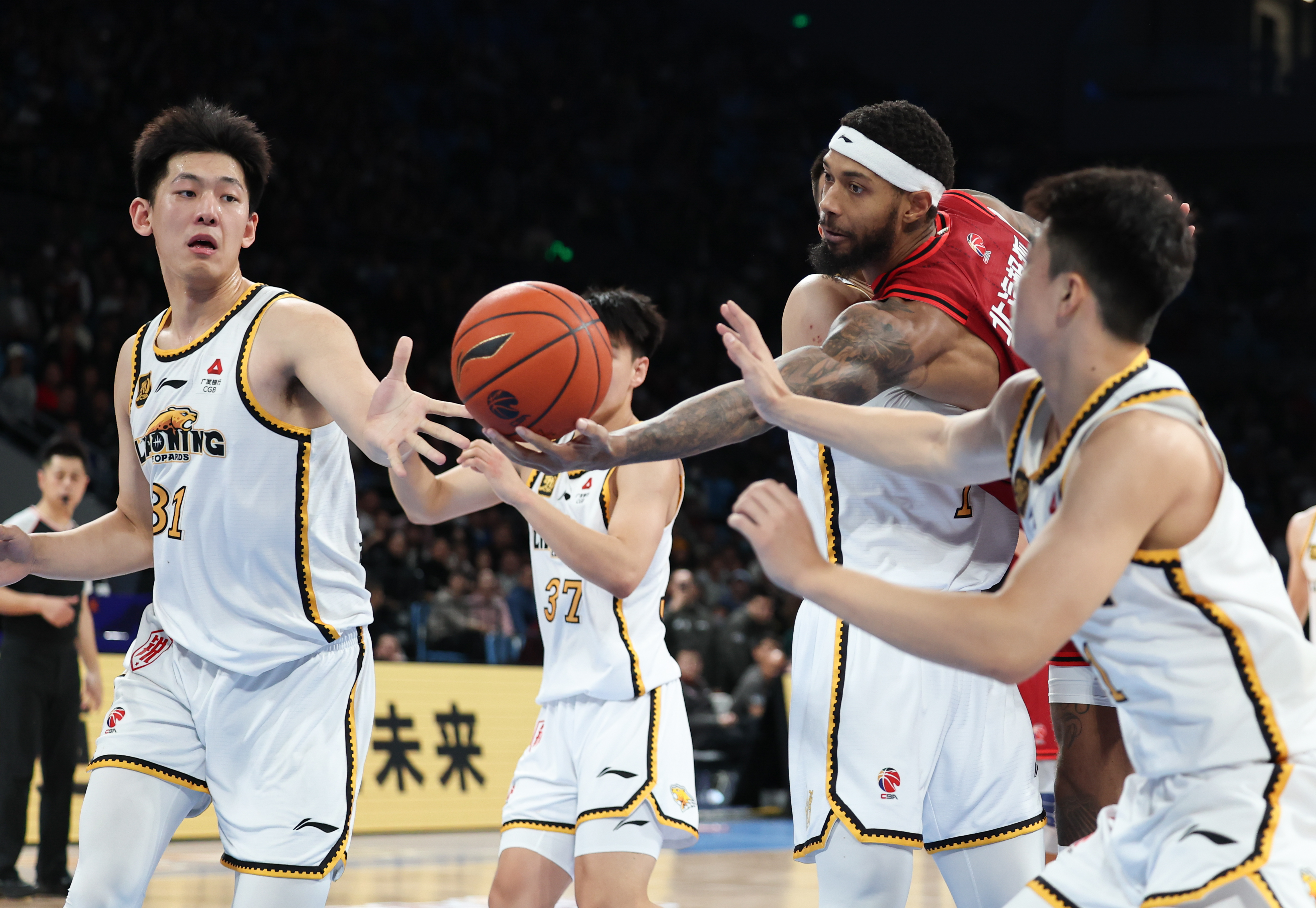 北京男篮精彩客场表现，击败强敌